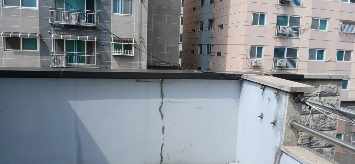 파고라 난간 후레싱 작업 이후 파고라 및 난간 상단부