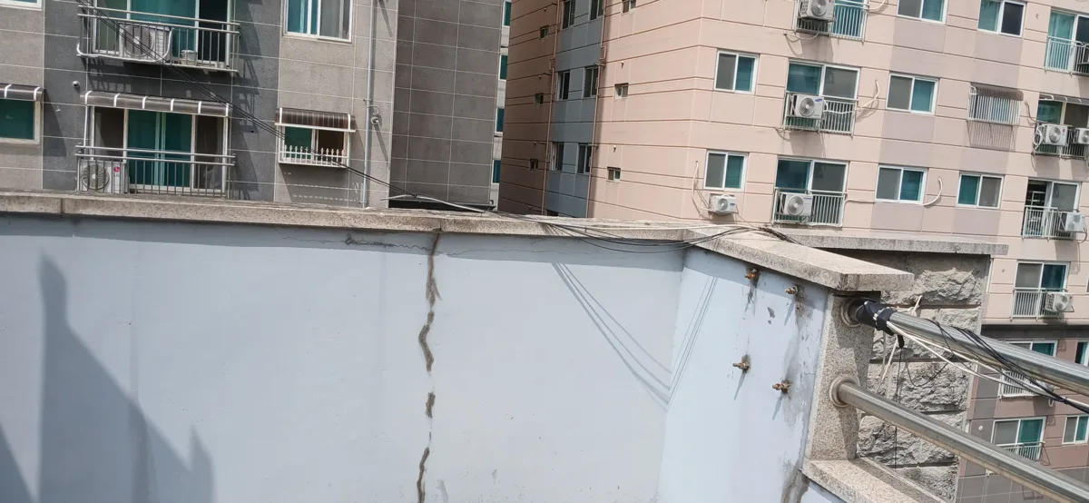 파고라 난간 후레싱 작업 이전 파고라 및 난간 상단부